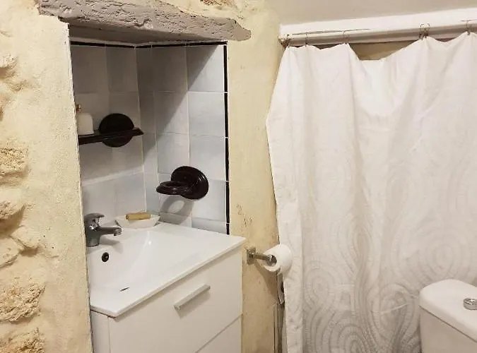 Maison Au Pied Du Pont Du Gard بيت للعطل *
